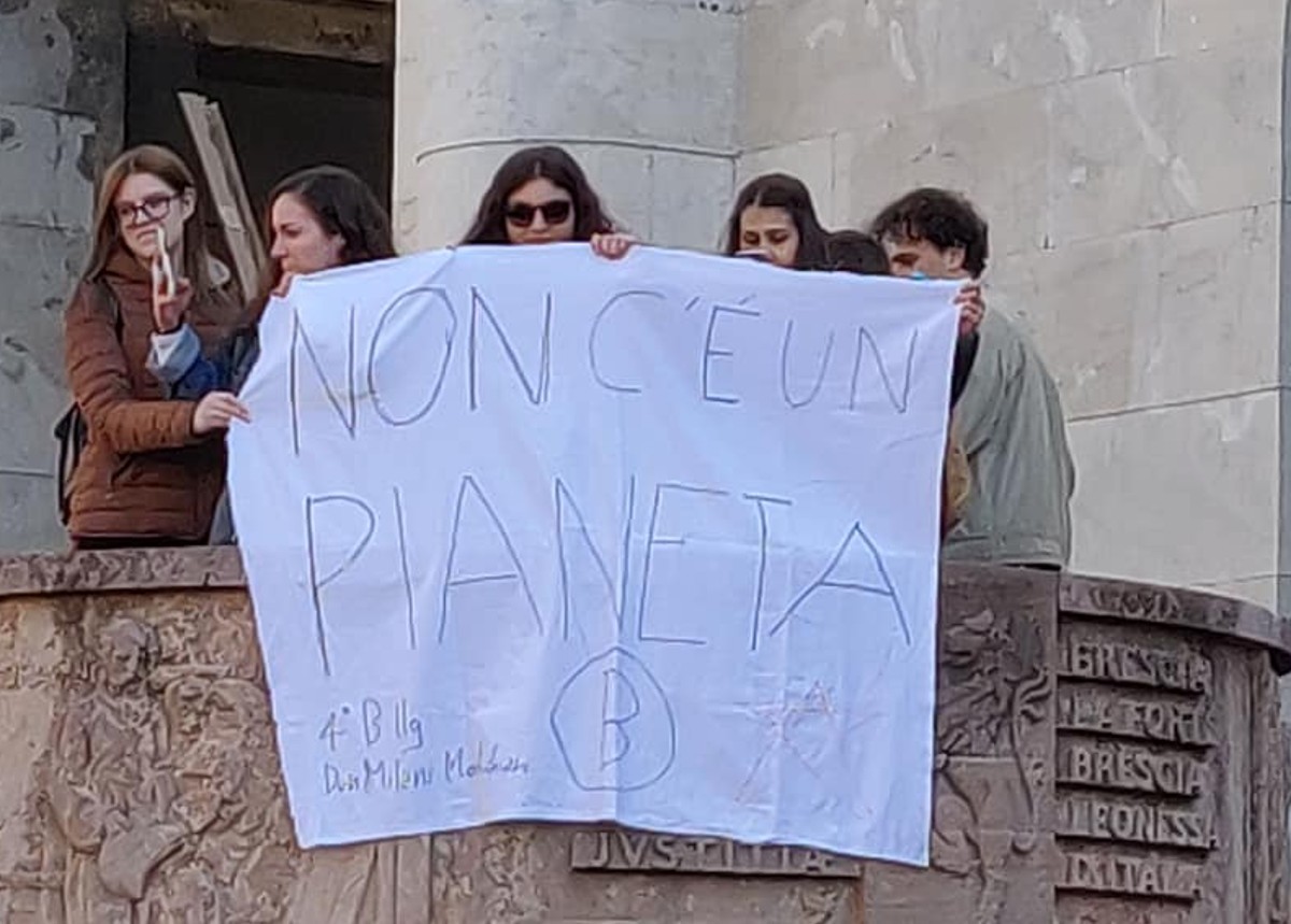 Fridays for future a Brescia: studenti in piazza per la salute del pianeta