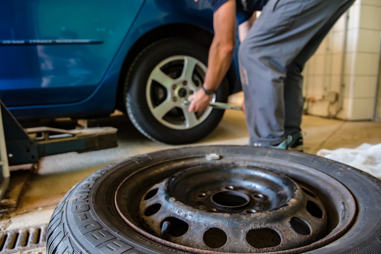 ▼ Un’altra auto tedesca resta senza pneumatici: due bande diverse in azione a Brescia?