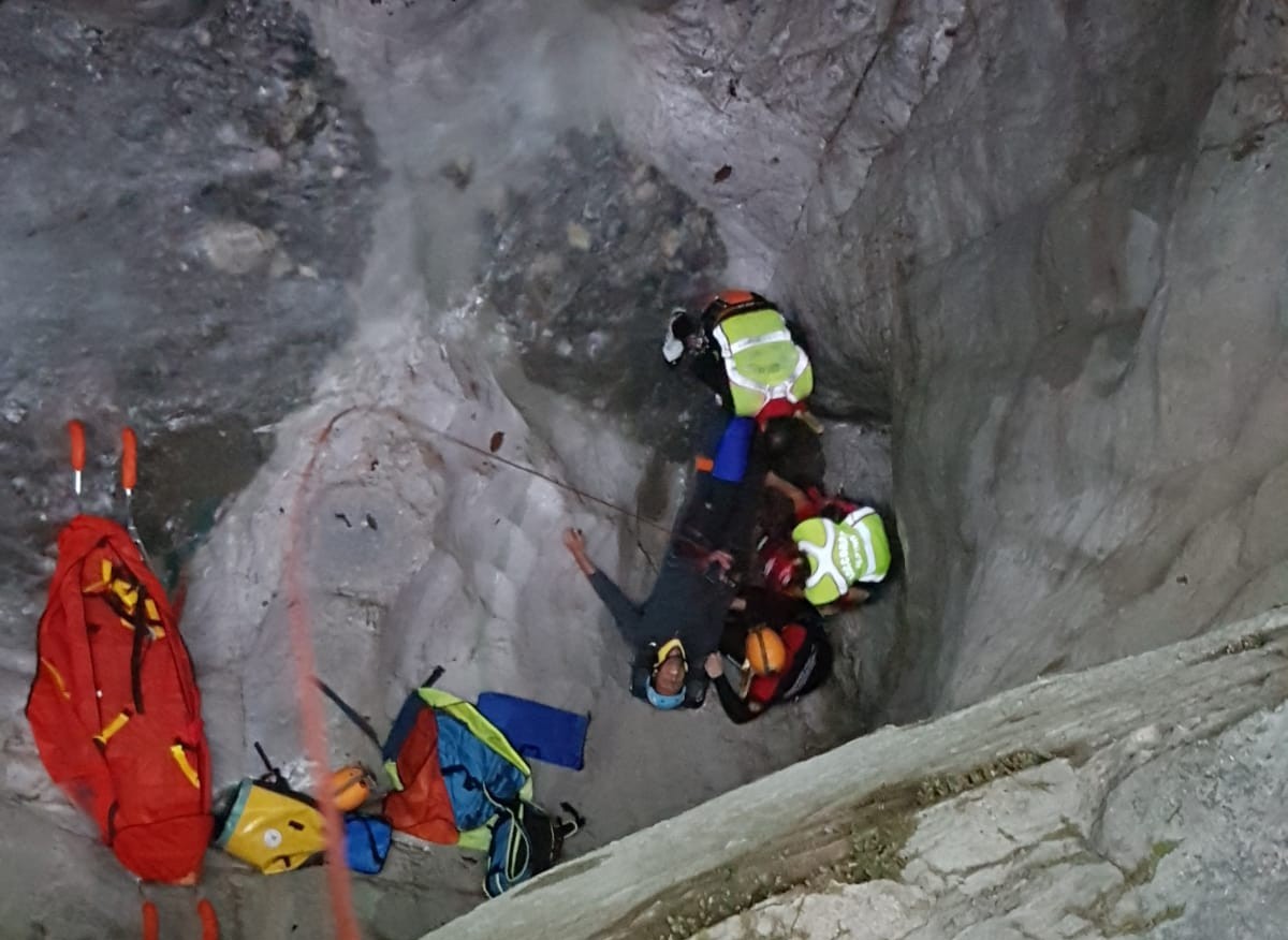 Marito cade in una forra cercando la moglie dispersa: è solo un’esercitazione