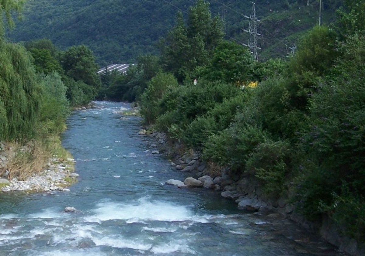 Il fiume Oglio si riempie d’acqua, pescatori salvati dai Vigili del fuoco