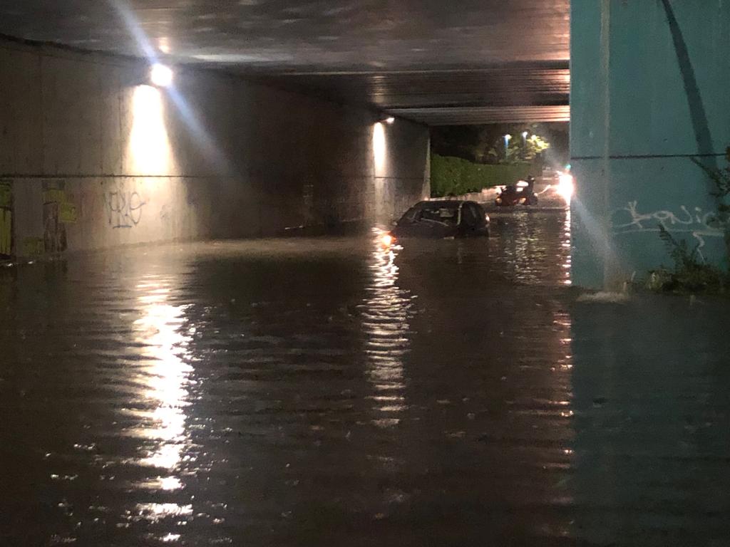 🔴 Maltempo a Brescia, auto resta intrappolata nel sottopassaggio allagato – FOTO E VIDEO