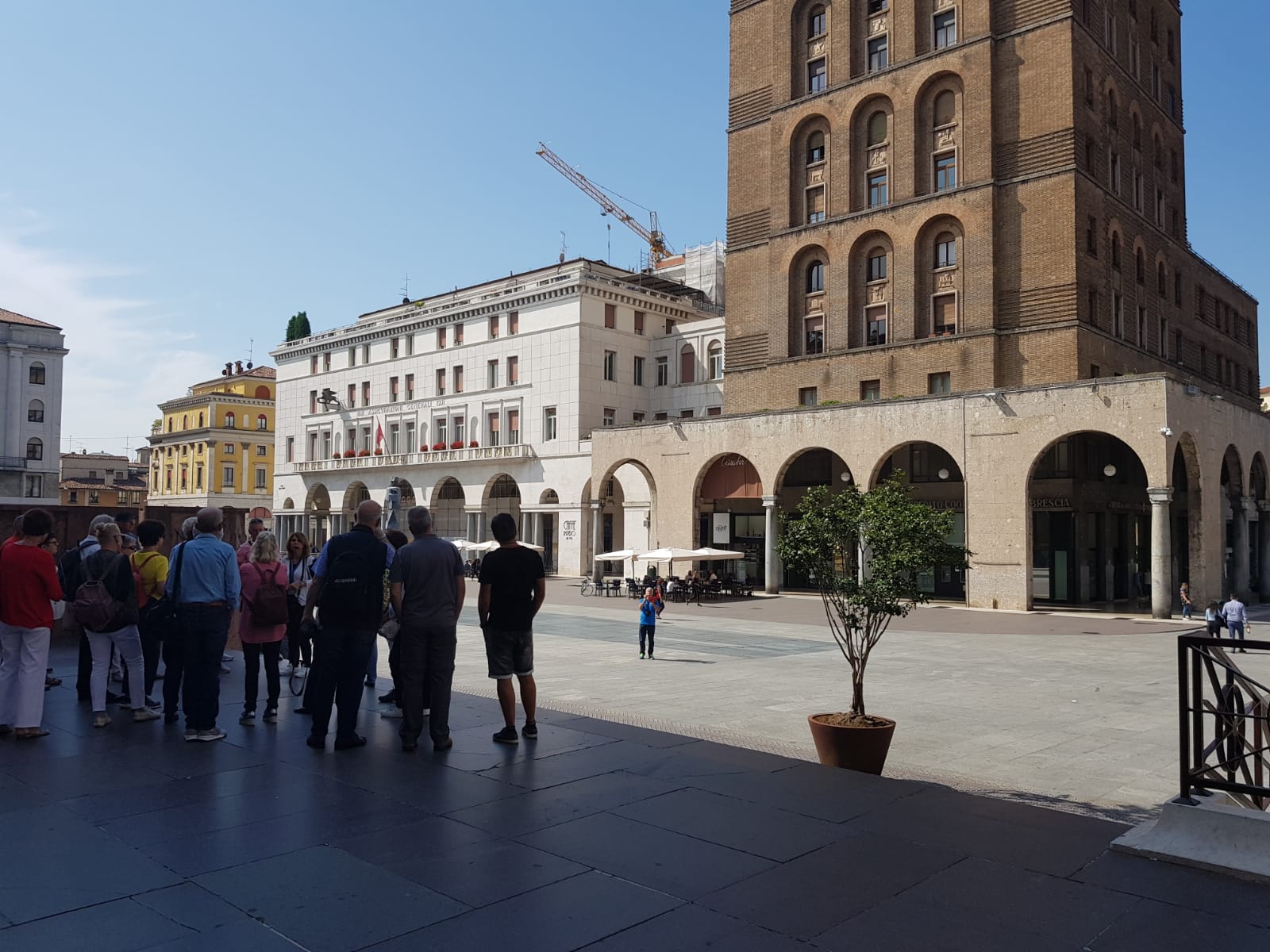 ▼ Piazza Vittoria, arriva anche il fast food di Kfc: residenti e commercianti divisi