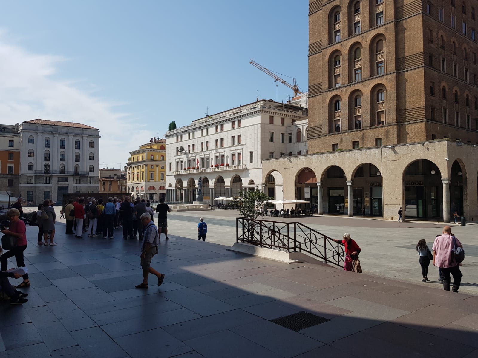 ▼ Brescia, ennesimo episodio di violenza tra giovani in piazza Vittoria