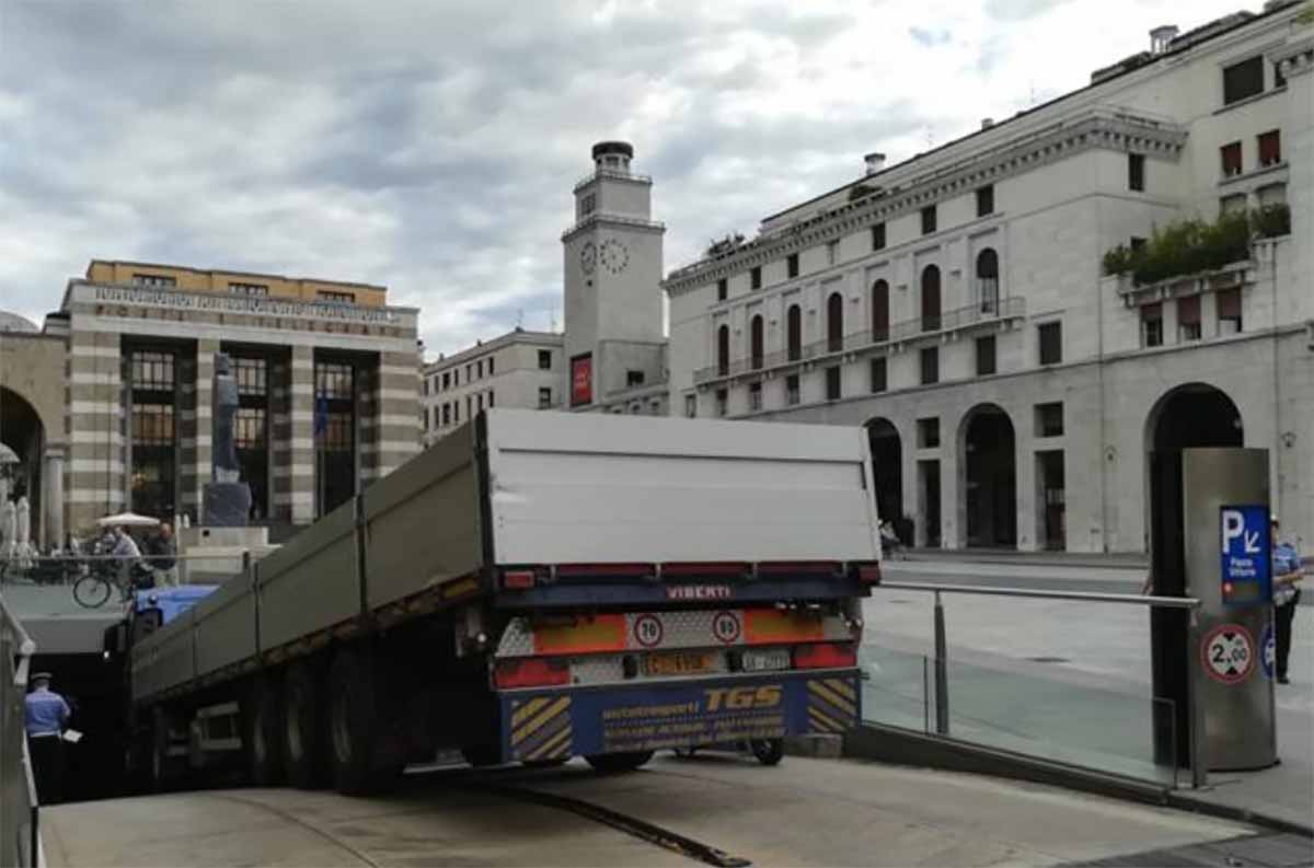 Brescia, camion si incastra nel parcheggio di piazza Vittoria – LA FOTO