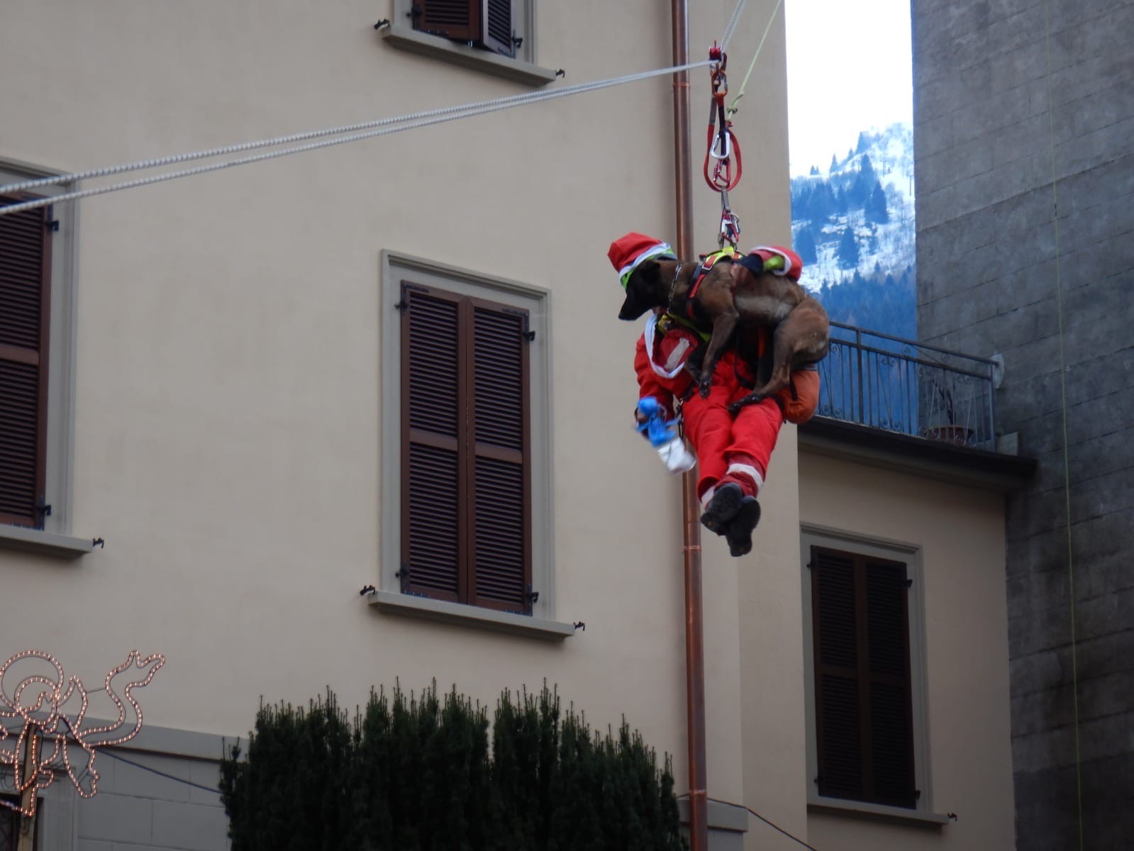 Babbo Natale arriva dal cielo, con gli angeli della neve…