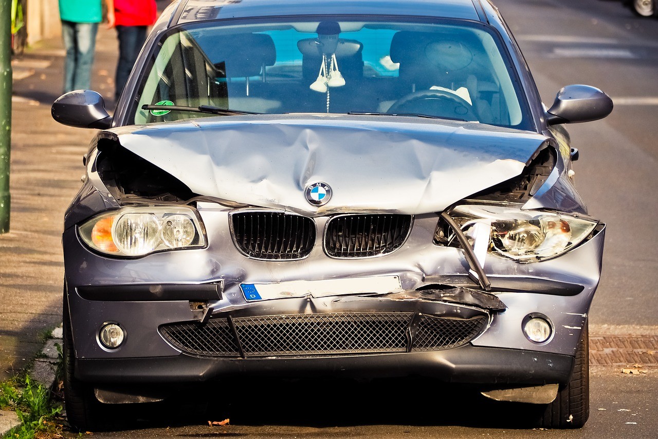 Finisce addosso ad un’auto parcheggiata, incidente a Ghedi