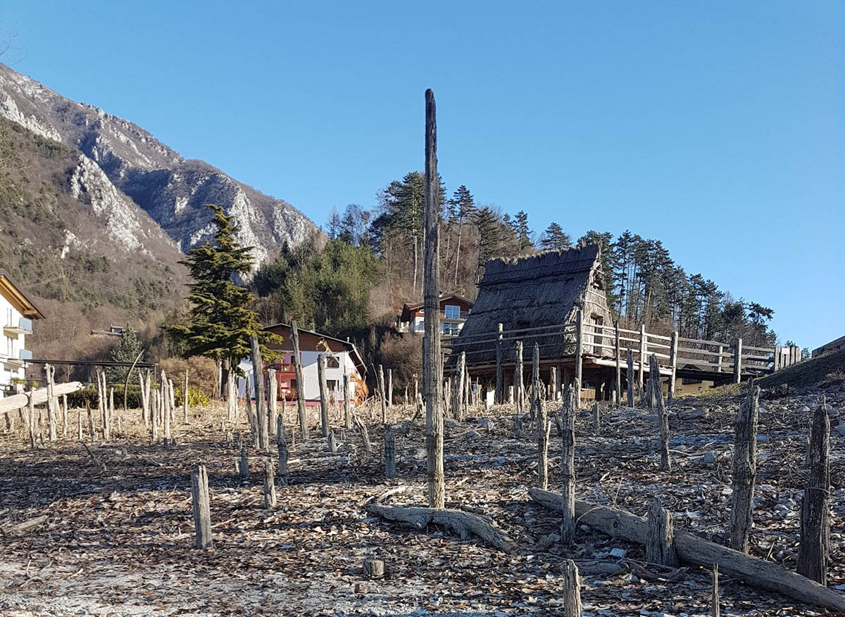 🔴 Lago di Ledro senz’acqua: palafitte a rischio dopo 4.000 anni