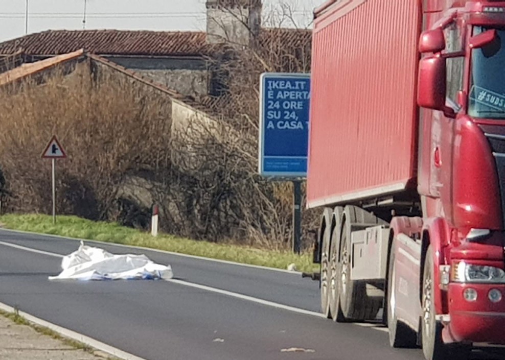 Carico disperso in strada tra Orzivecchi e Pompiano: auto costrette allo slalom