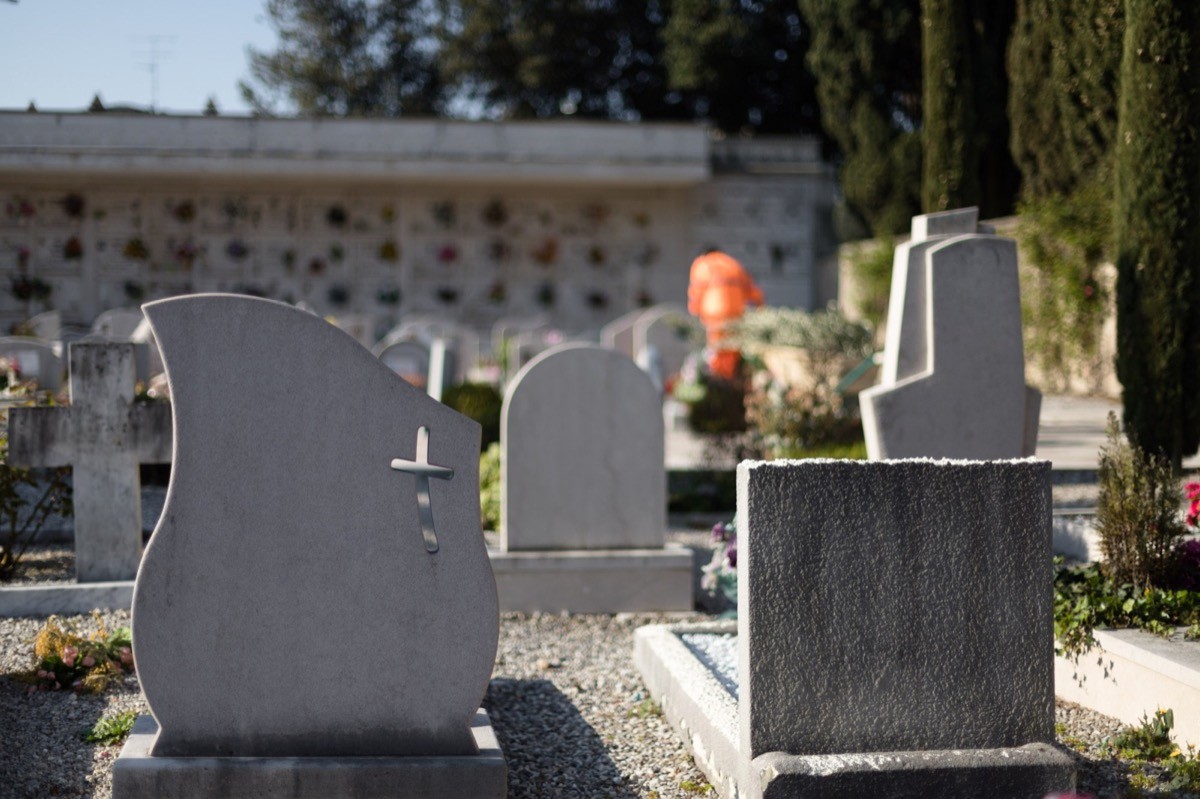 Brescia, nuovi servizi nei cimiteri: si può chiedere la pulizia delle tombe e la cremazione è scontata…