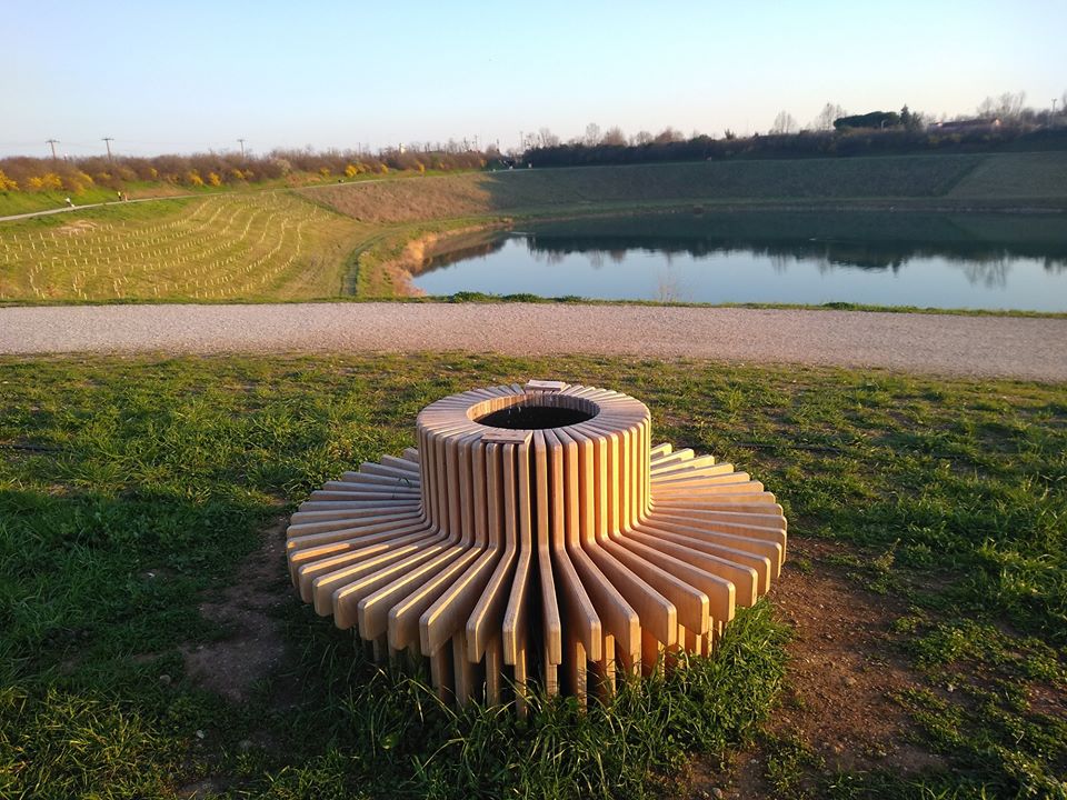 Un Ufo al parco delle Cave? No, è la panchina porta-bici | 📸 LA FOTO