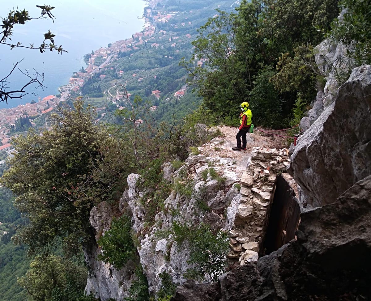 🔴 Bloccati nel buio sul percorso a picco sul Garda: recuperati dal Soccorso alpino