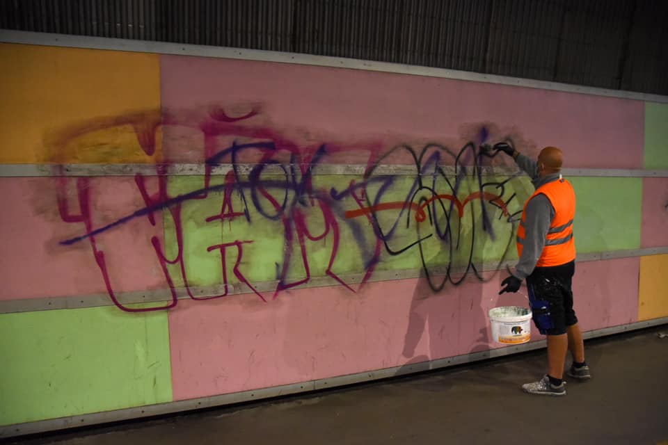 Brescia, via tag e scritte deturpanti dalla galleria Tito Speri