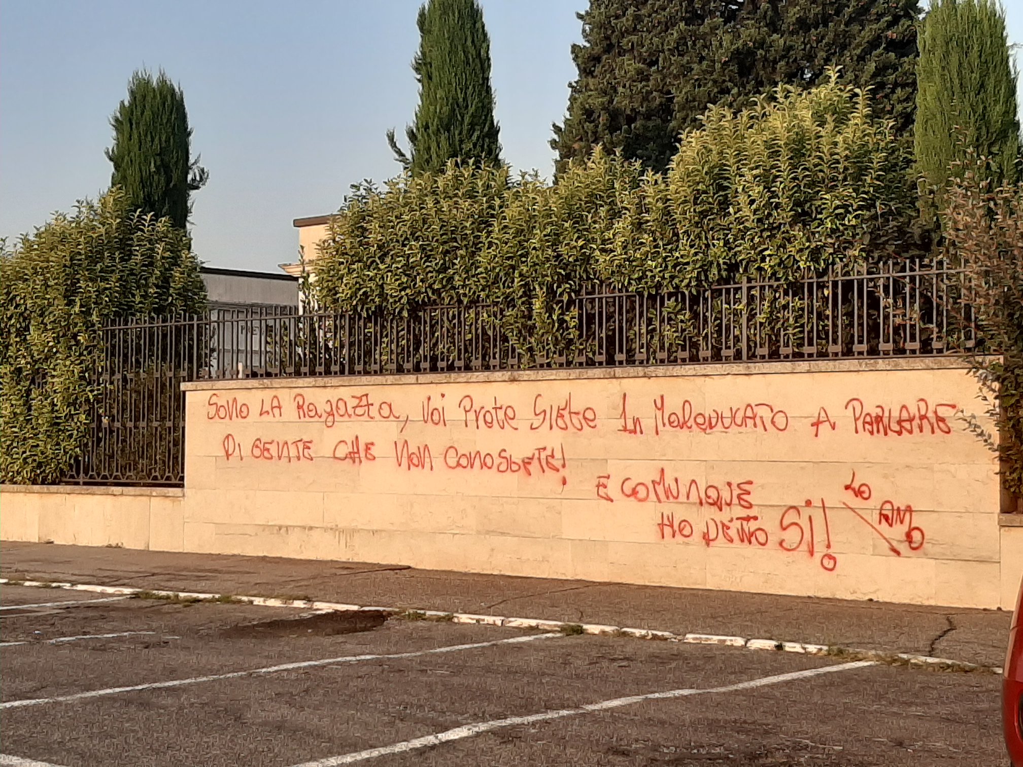 Scritte al cimitero di Cellatica: dopo la replica arriva il telo del silenzio