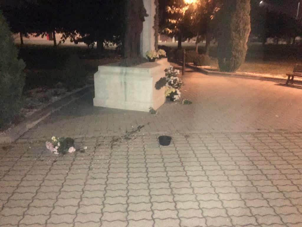 Trenzano, il monumento per le vittime della strada preso di mira dai vandali