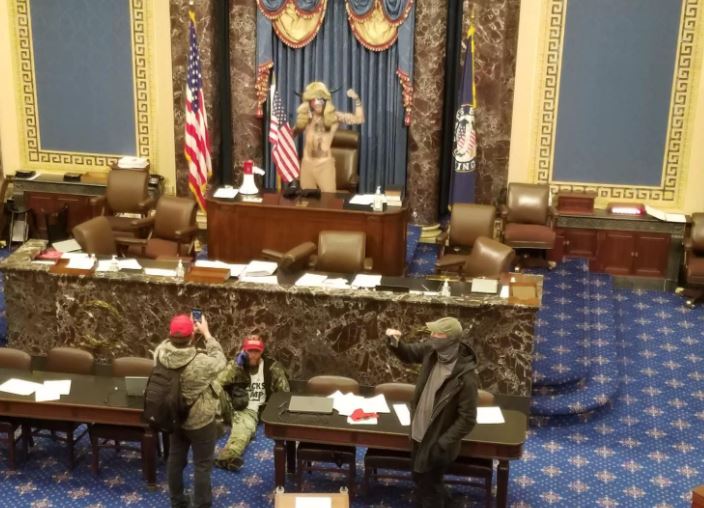 Manifestanti pro-Trump irrompono a Capitol Hill, muore una donna