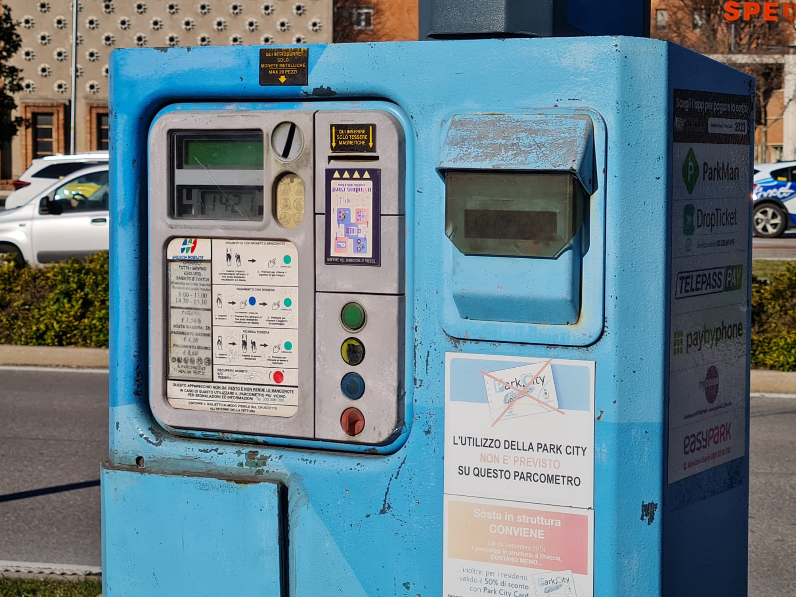 ❌ Brescia, feci sui parcometri: atto vandalico o protesta?