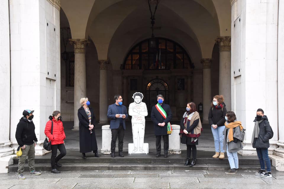 Libertà per Patrick Zaki, la sua sagoma compare a Palazzo Loggia