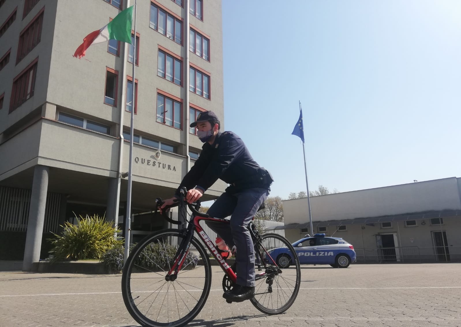 Cerca di rubare una bici sul treno: 22enne fermato dal poliziotto-ciclista