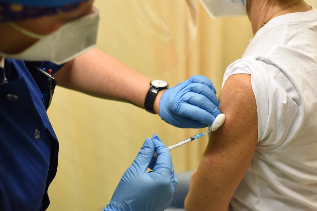 Vaccini, target alle Regioni per raggiungere quota 500 mila al giorno