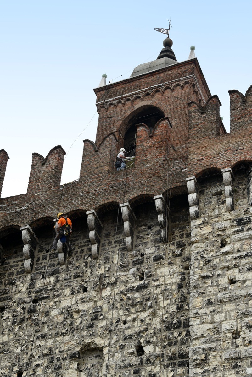 Cedimento in un appartamento, paura per la torre della Pallata