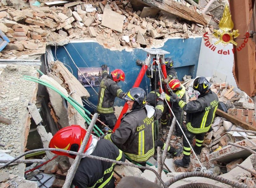 Crolla palazzina a due piani a Torino, morto un bambino