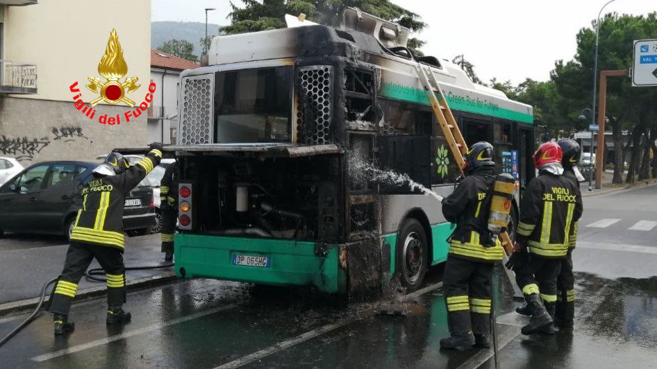 🔴 Brescia, autobus a metano va in fiamme: non ci sono feriti