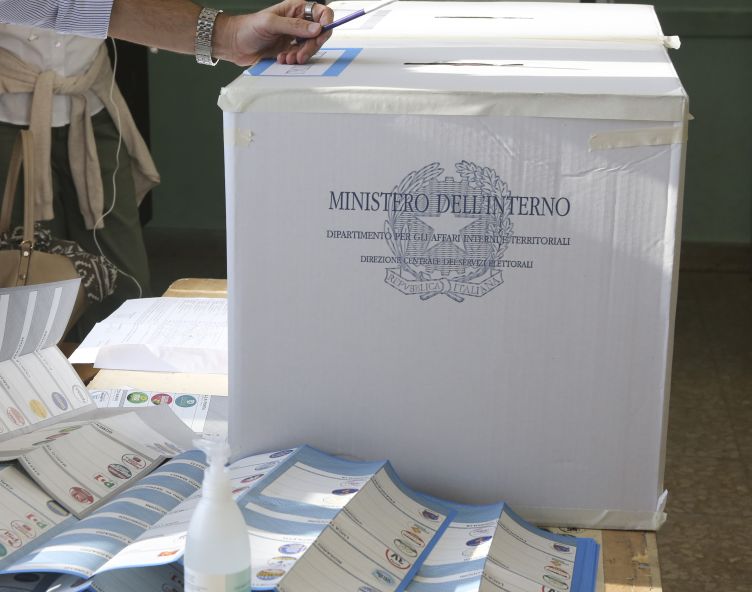 Urne aperte per i ballottaggi alle 7, affluenza in calo