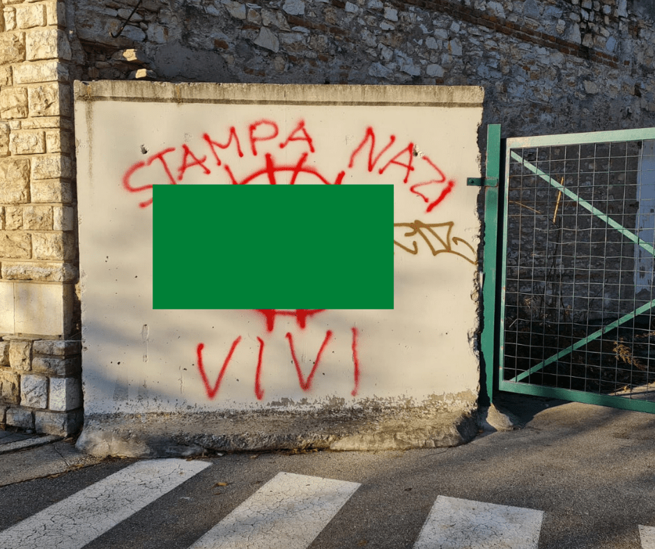 ▼ Vandali NoVax e no tutto ancora in azione: imbrattata la sede del Giornale di Brescia