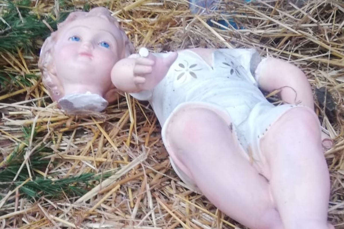 Vandali contro il presepe a Mazzano: decapitata la statuetta di Gesù bambino