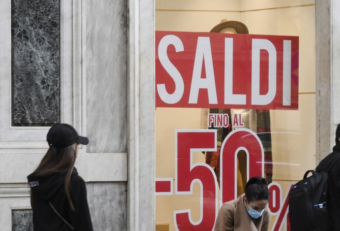 Saldi, sei italiani su dieci pronti a fare acquisti