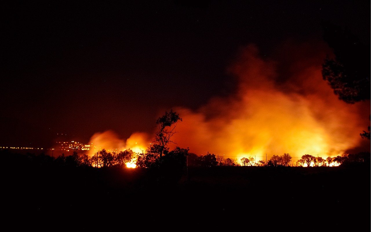 Maniva, l’incendio si riaccende, ma l’obiettivo ora è fermare i piromani