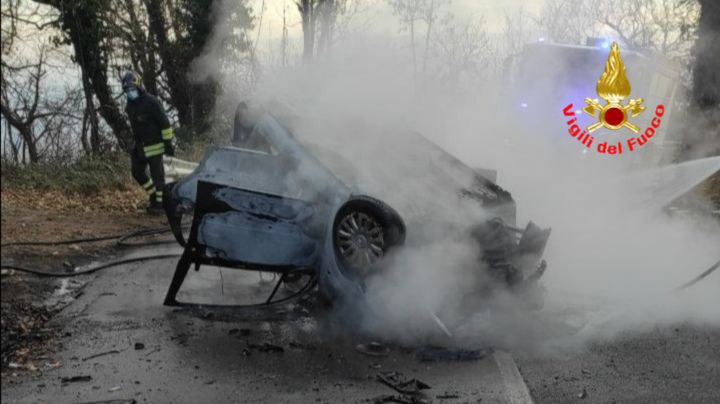 🔴 Maddalena, l’auto si ribalta e si incendia: in due salvi per miracolo