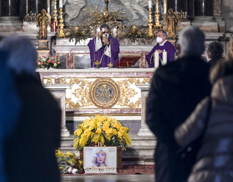 Monica Vitti, l’addio a Roma tra fiori gialli e lunghi applausi