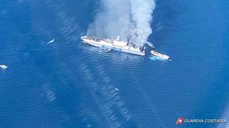 Incendio su un traghetto dalla Grecia all’Italia, ancora 5 persone a bordo. Ci sono 8 dispersi