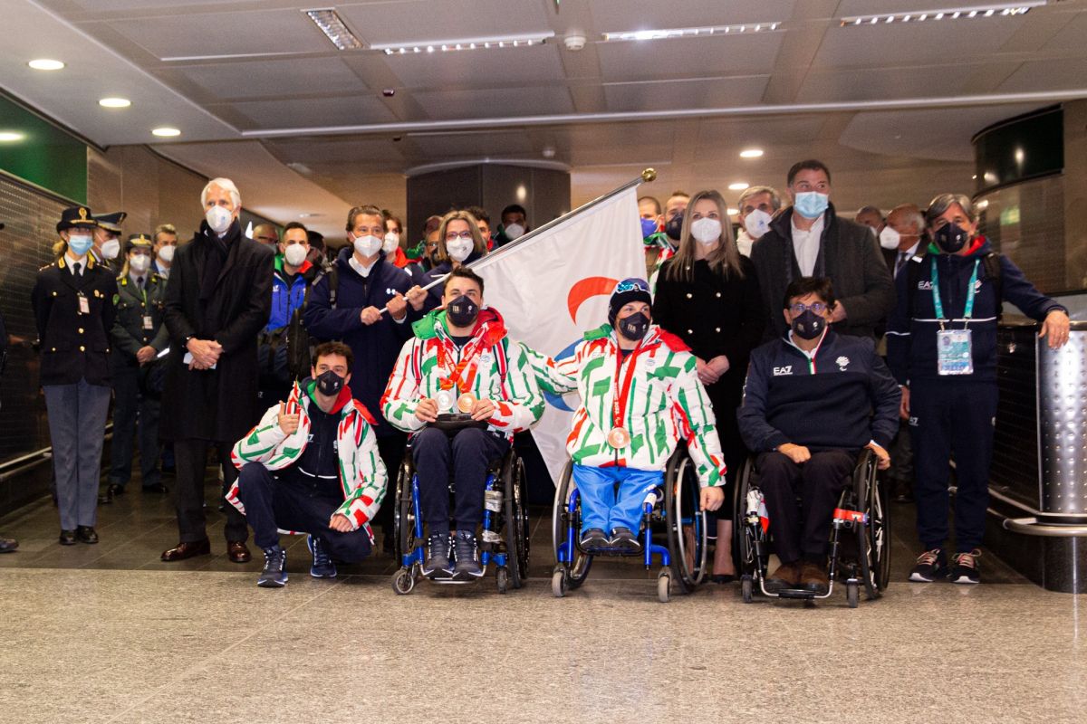 Milano-Cortina, la bandiera paralimpica arrivata in Italia