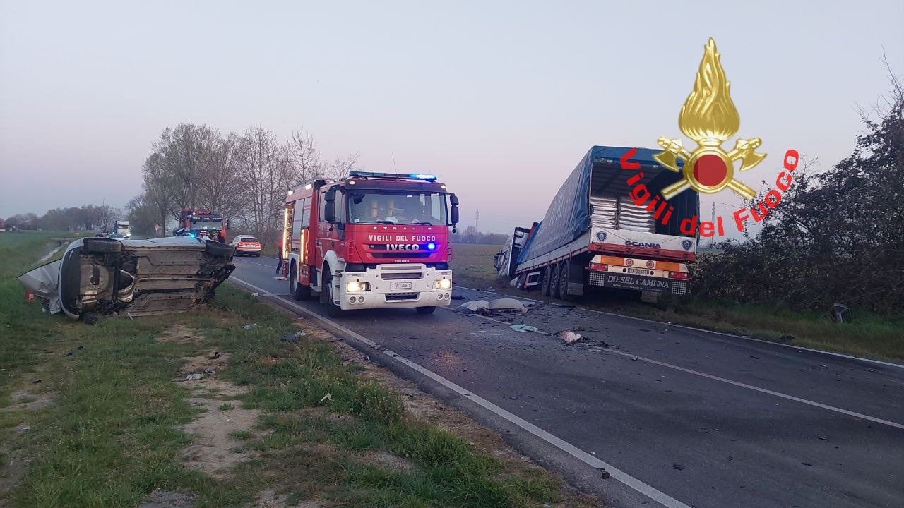 🔴🔴 Bassa, scontro tra auto e camion: muore un 20enne