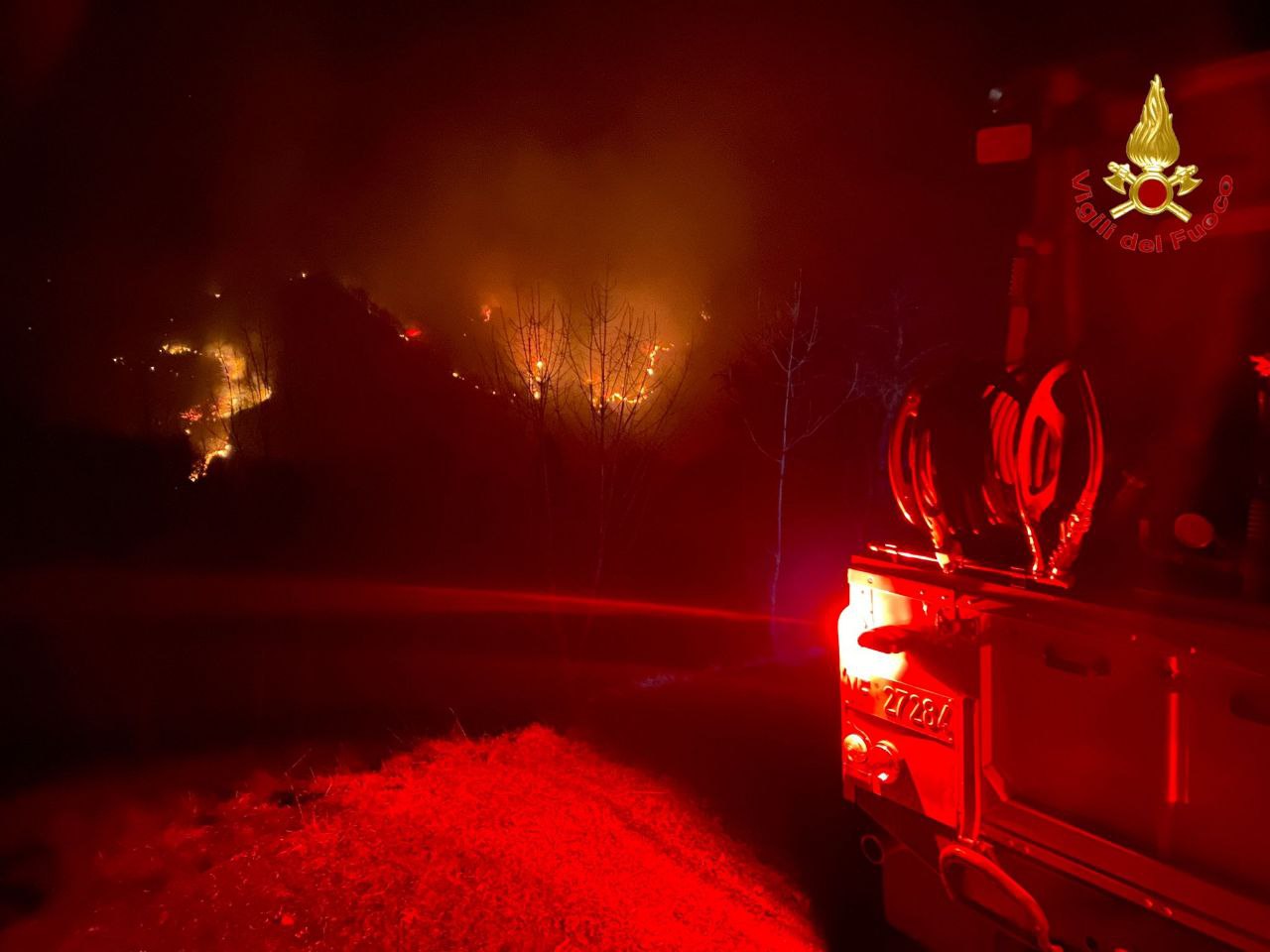 🔴 Valcamonica, incendio a Paspardo vicino al rifugio Colombè