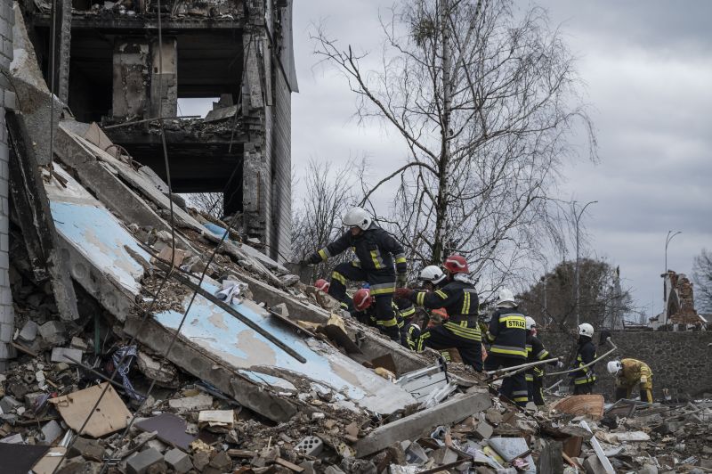 Mariupol sotto assedio, accordo per corridoio umanitario