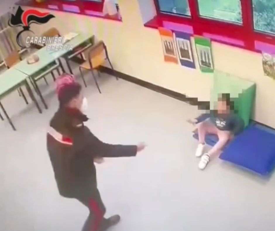 🔴🔴🔴 “Maltrattamenti e lesioni su bimbo disabile”: assistente scolastica arrestata | 📺 IL VIDEO