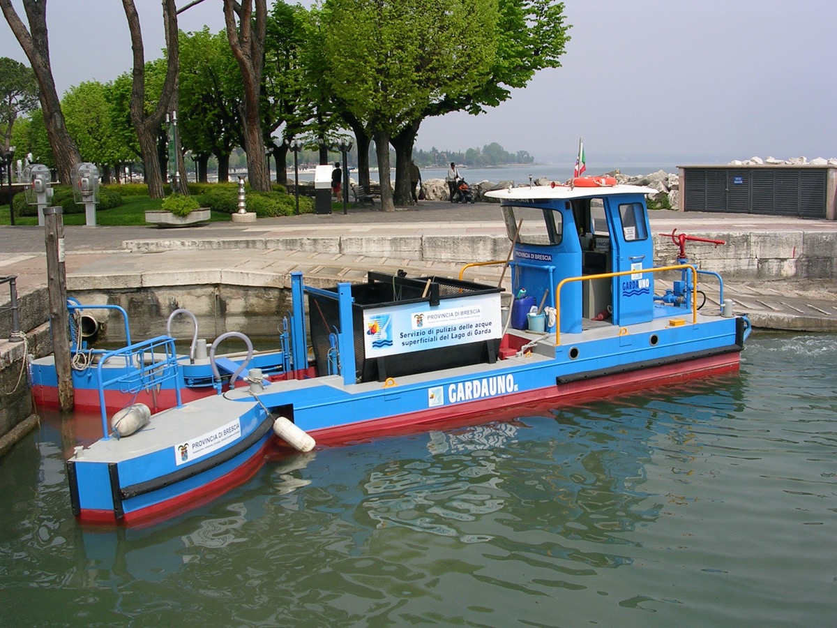 🔴 Lago di Garda: il battello spazzino è fermo perché non si trova personale