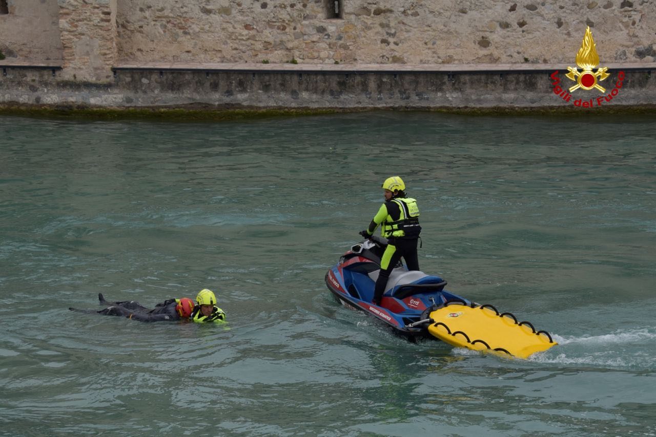 🔴 Lago di Garda, 58enne si tuffa davanti alla moglie e annega