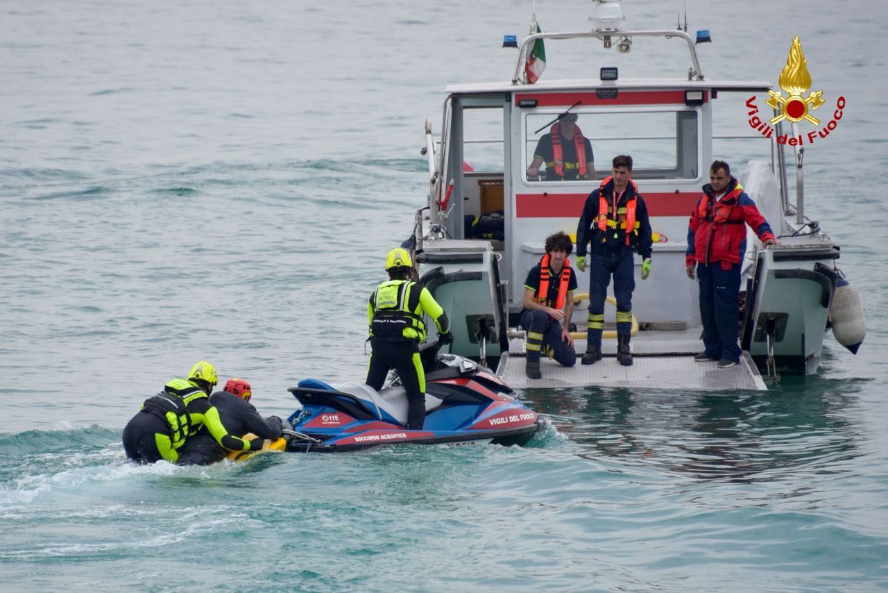 ▼ Pisogne, 20enne cade dalla barca e sparisce nel lago