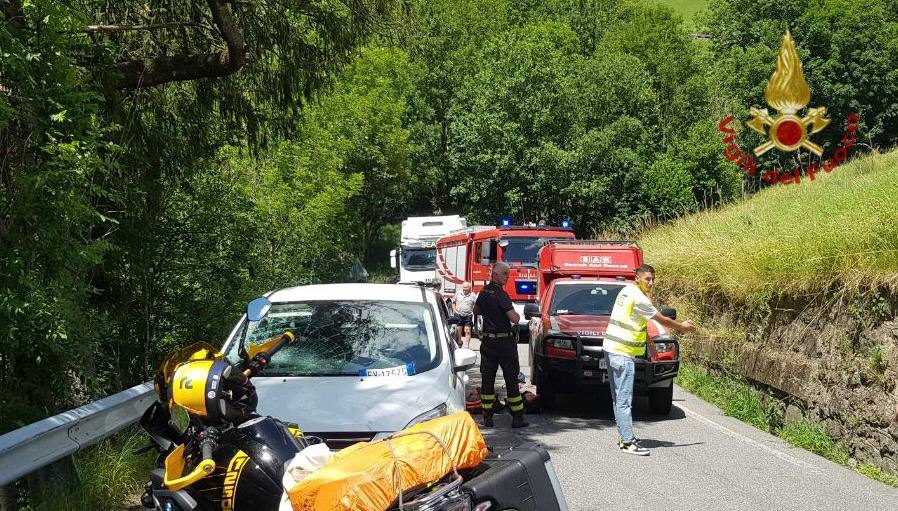 🔴 Scontro auto-ciclista durante la gara: 57enne vola nella scarpata, è grave