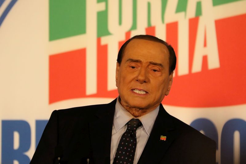 Berlusconi “Ai giovani stipendi di almeno mille euro al mese”