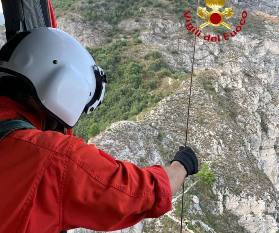 ▼ Valcamonica, escursionisti bloccati a quota 2mila metri: li salvano i Vigili del fuoco