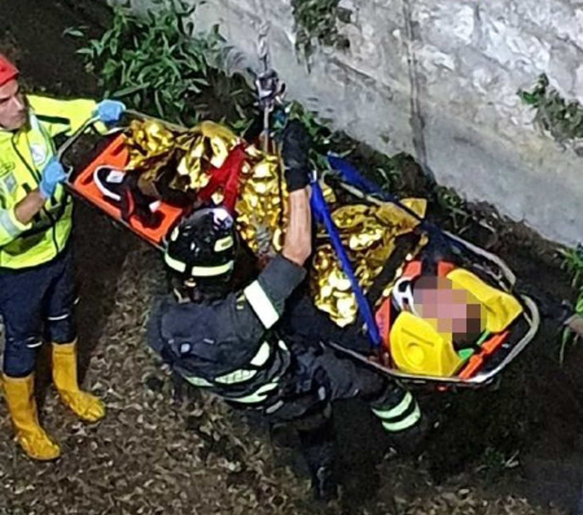 🔴 Brescia, giovane precipita di notte dal muraglione del parco: salvo