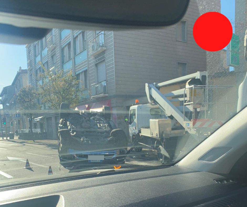 🔴 Brescia, auto con le ruote all’aria in via Tartaglia