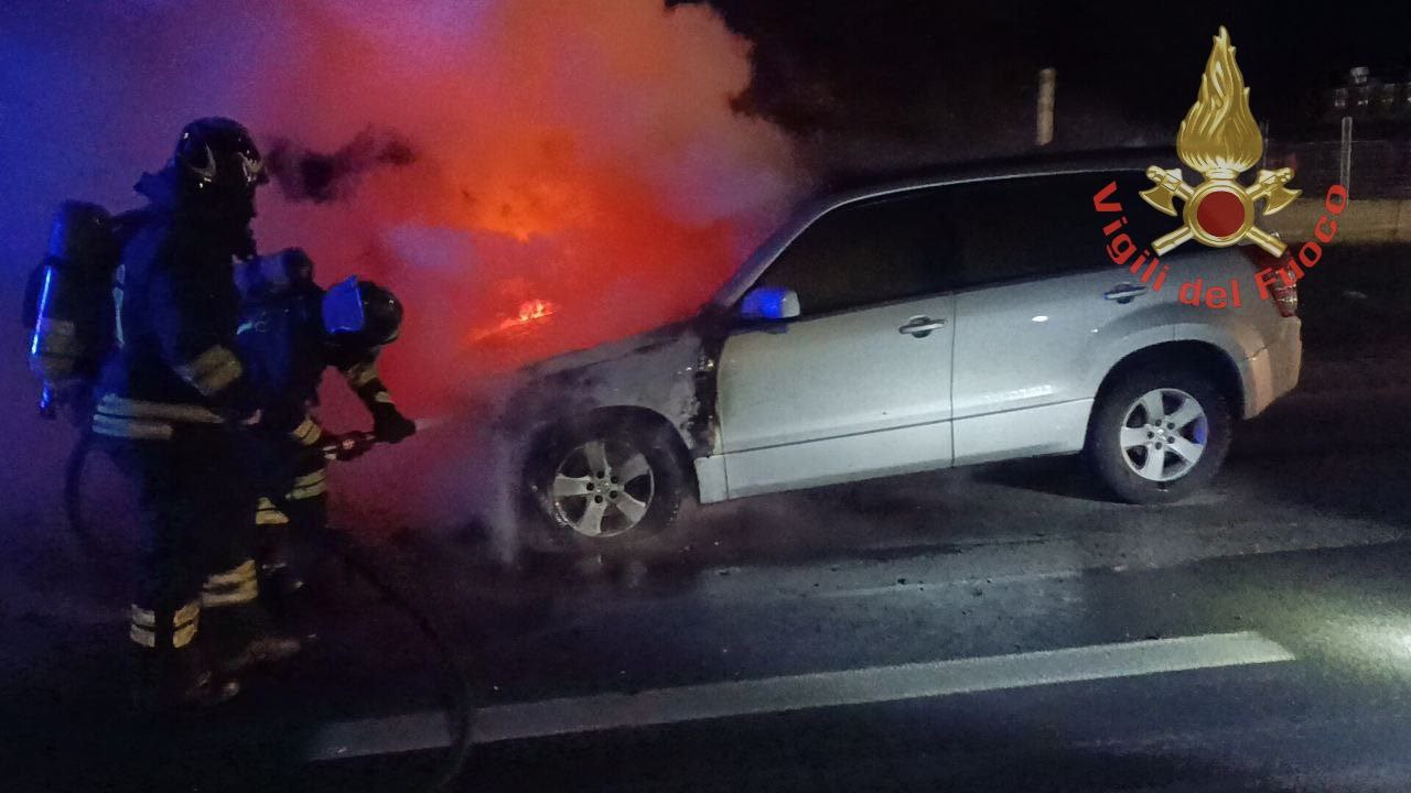 Valcamonica, auto in fiamme: vigili del fuoco al lavoro