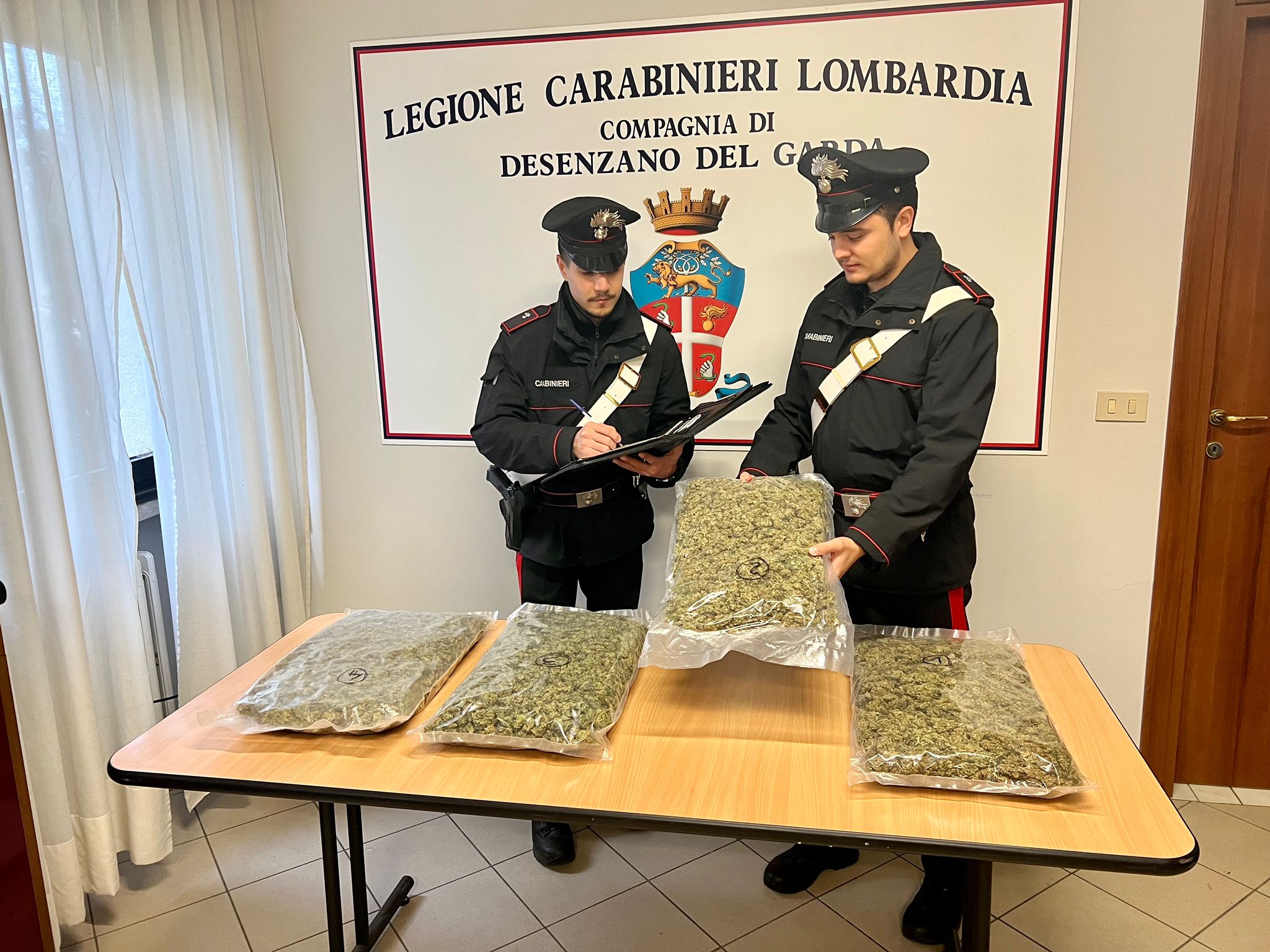 🔴 Desenzano, sul furgone trasportava 4 chili di marijuana: 50enne arrestato