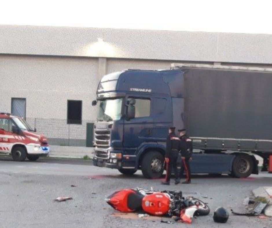 🔴 Tragedia a Offlaga, motociclista muore nello schianto contro il camion